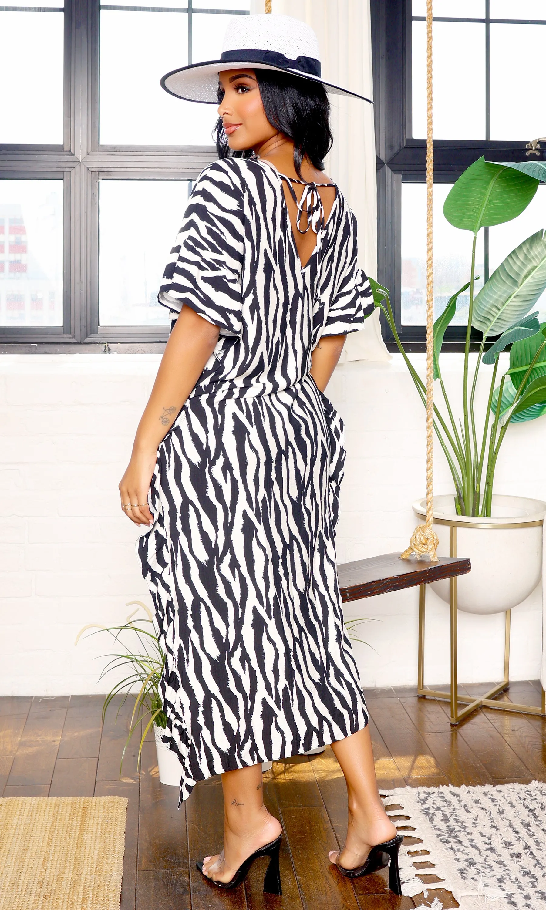 Amelia | Hi-Low V-Neck Dress - Black/Off White Wave FINAL SALE